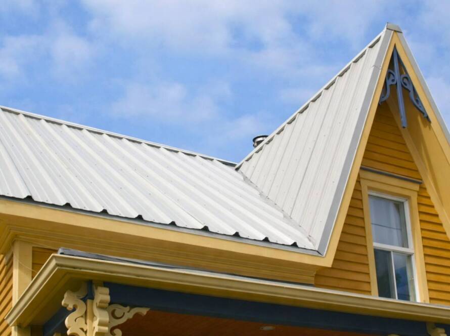 Image d'une maison avec un toit blanc en tôle.