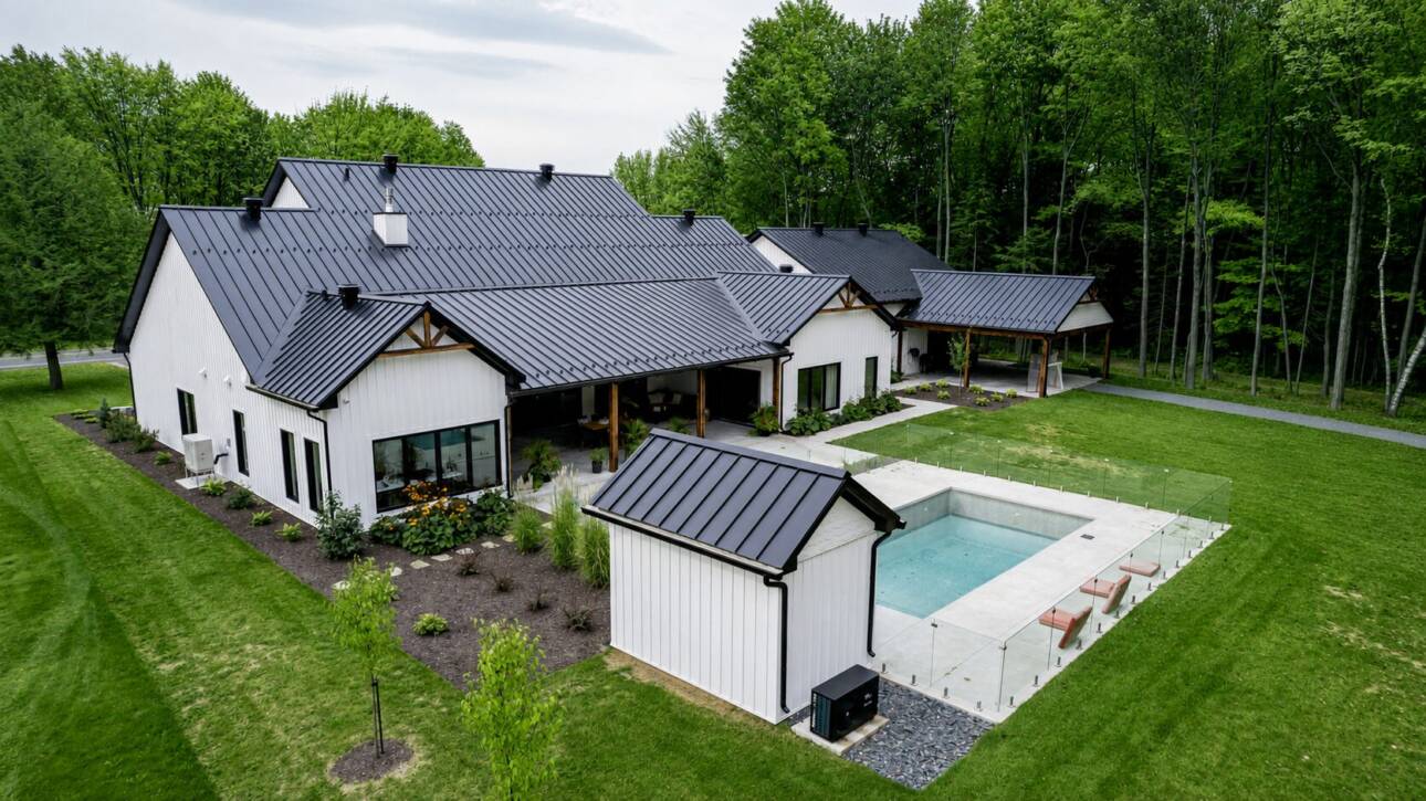 Maison avec toit de tôle noir