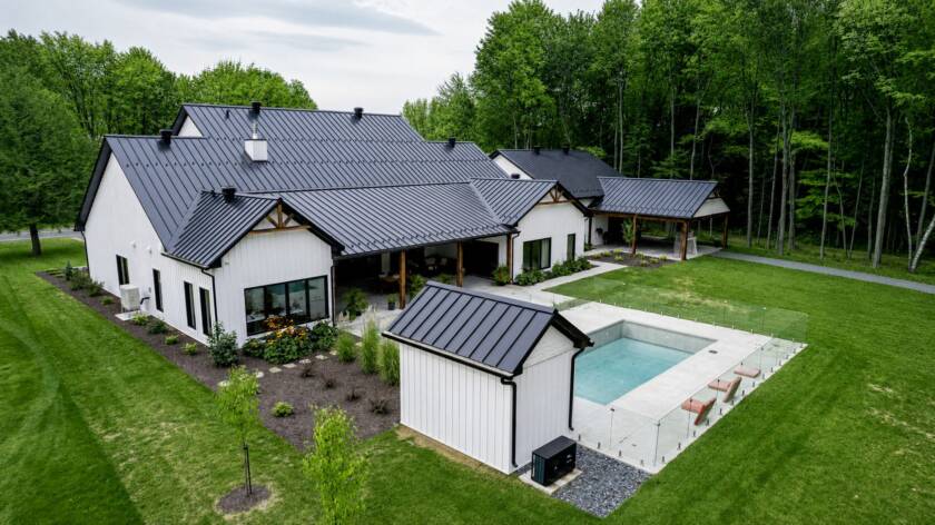 Maison avec toit de tôle noir
