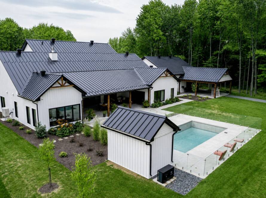 Maison avec toit de tôle noir
