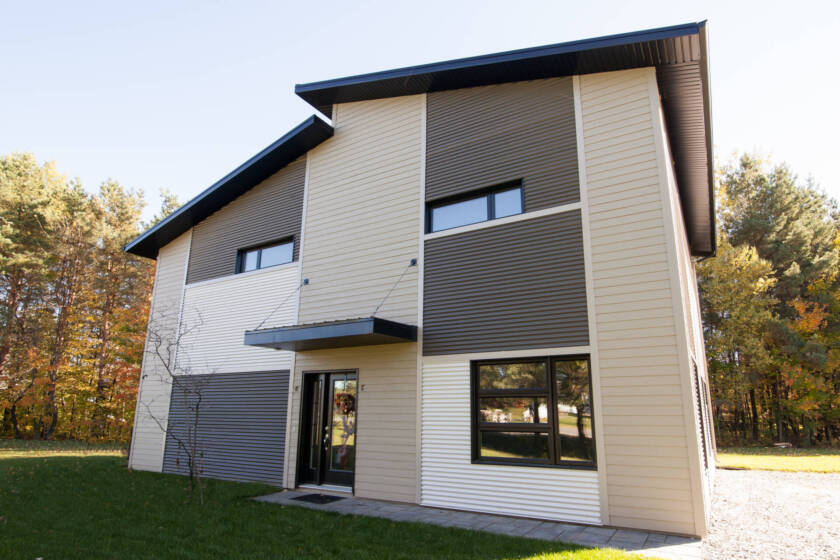Image de bâtiment fait de revêtement métallique.